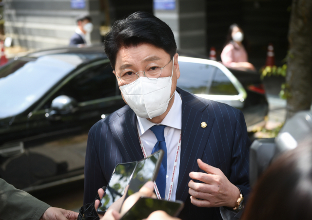장제원 대통령 당선인 비서실장이 26일 서울 종로구 통의동 제20대 대통령직인수위원회 사무실 앞에서 취재진의 질문에 답하고 있다. 연합뉴스