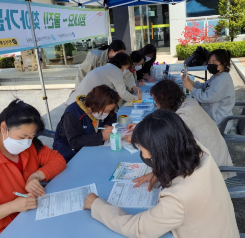 경북여성정책개발원이 울진에서 일자리 상담을 벌이고 있다. 경북여성정책개발원 제공