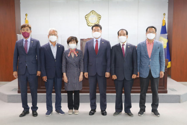 청도군의회가 25일 제8대 후반기 군의회 의장 보궐선거에서 박재성 군의원을 의장으로 선출했다. 청도군의회 제공