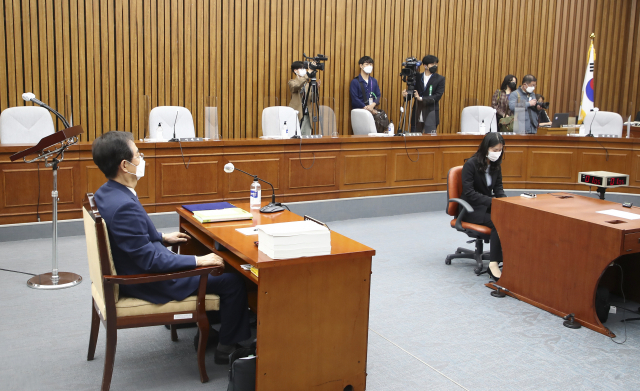 26일 서울 여의도 국회에서 열린 한덕수 국무총리 후보자 인사청문회에서 더불어민주당 의원들의 자리가 비어 있는 가운데 한덕수 후보자가 의원들의 의사진행 발언을 듣고 있다. 연합뉴스