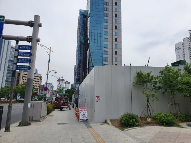 대구 중구 남산동 938-1에서 진행 중인 주상복합 건물 공사. 공사장 지하 부지가 반월당 지하상가 부지와 맞닿아 있으면서 상인들이 피해를 호소하고 있다. 배주현 기자
