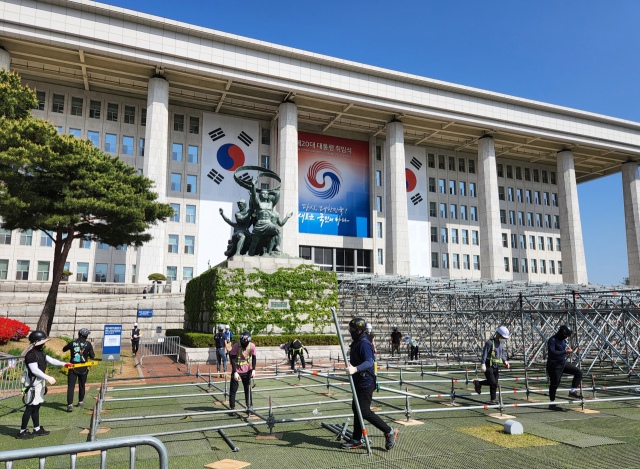 26일 오전 국회 본청 앞에서 관계자들이 제20대 대통령취임식 준비를 위한 기초 가설물을 세우고 있다. 연합뉴스