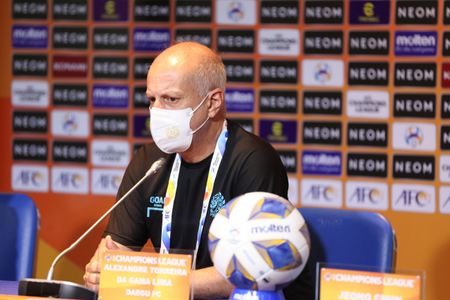 대구FC가 오는 27일 오후 태국 부리람의 창 아레나에서 산둥 타이산과 2022 아시아축구연맹(AFC) 챔피언스리그 조별리그 F조 5차전을 치른다. 사진은 26일 사전 기자회견 하는 대구FC 알렉산더 가마 감독. 연합뉴스