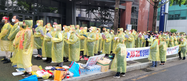 26일 오전 대구 동대구로 삼성화재 빌딩 앞에서 코웨이 방문점검원들이 파업 집회를 열고 있다. 김윤기 기자.