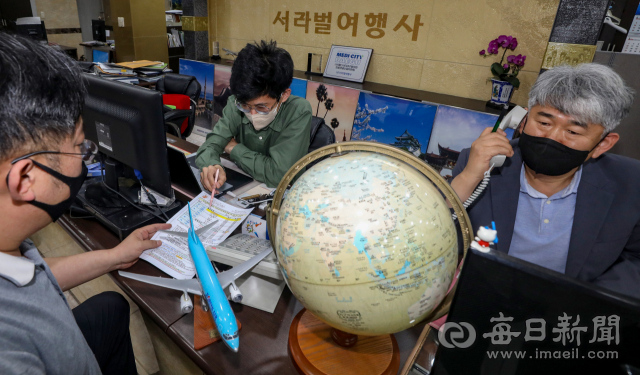 코로나19로 인해 급감했던 해외여행 수요가 급증하고 있는 가운데 지난달 26일 오후 대구 중구 동인동 서라벌여행사에서 직원들이 상담을 하고 있다. 안성완 기자 asw0727@imaeil.com