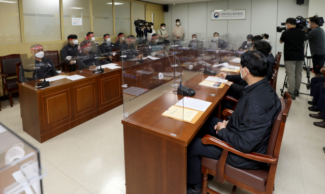 대구 시내버스 노조가 임금 인상 등을 요구하며 총파업을 예고한 가운데 26일 오후 대구지방고용노동청 경북지방노동위원회에서 대구 시내버스 노조와 사측인 대구시 버스운송사업조합의 임금 협상을 위한 3차 조정 회의가 열리고 있다. 노조는 이날 협상이 결렬되면 27일 오전 4시부터 파업에 돌입할 계획이다. 김영진 기자 kyjmaeil@imaeil.com