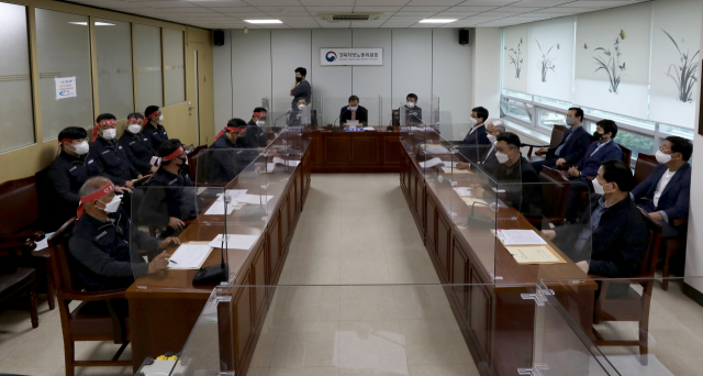 대구 시내버스 노조가 임금 인상 등을 요구하며 총파업을 예고한 가운데 26일 오후 대구지방고용노동청 경북지방노동위원회에서 대구 시내버스 노조와 사측인 대구시 버스운송사업조합의 임금 협상을 위한 3차 조정 회의가 열리고 있다. 노조는 이날 협상이 결렬되면 27일 오전 4시부터 파업에 돌입할 계획이다. 김영진 기자 kyjmaeil@imaeil.com
