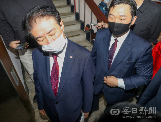 국민의힘 대구시당 6.1 지방선거 대구지역 공천 결과가 발표된 26일 현역 기초단체장 가운데 유일하게 공천에서 배제된 배기철 동구청장이 항의 방문 후 돌아가고 있다. 안성완 기자 asw0727@imaeil.com