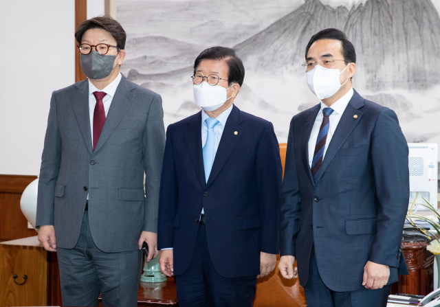 박병석 국회의장(가운데)과 더불어민주당 박홍근 원내대표(오른쪽), 국민의힘 권성동 원내대표가 26일 오전 서울 여의도 국회에서 국회의장 주재로 열린 원내대표 회동에서 기념촬영을 하고 있다. 연합뉴스