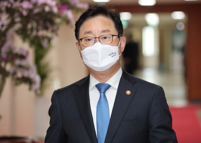 박범계 법무부 장관이 26일 정부서울청사에서 열린 국무회의에 참석하고 있다. 연합뉴스