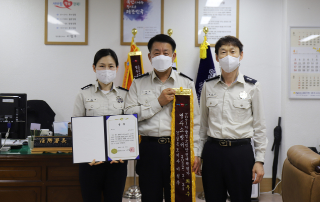 이인중(가운데) 영주소방서장과 직원들이 수상을 축하하고 있다. 영주소방서 제공