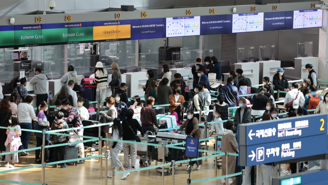 신종 코로나바이러스 감염증(코로나19) 사태 이후 닫혔던 국제선 하늘길이 5월부터 본격적으로 열릴 전망이다. 사진은 7일 인천국제공항 제1여객터미널에서 출국 수속 중인 해외 여행객들. 연합뉴스