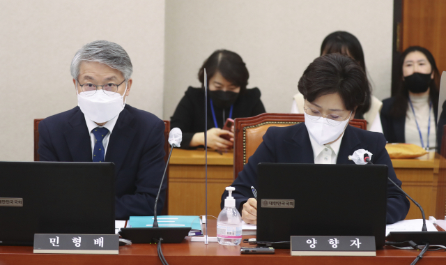무소속 민형배 의원과 양향자 의원이 26일 저녁 국회 법제사법위원회에서 열린 전체회의에 참석해 있다. 연합뉴스