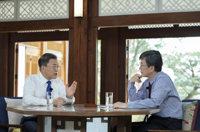 문재인 대통령이 지난 15일 청와대 상춘재에서 손석희 전 JTBC 앵커와 특별 대담을 하고 있다. 연합뉴스