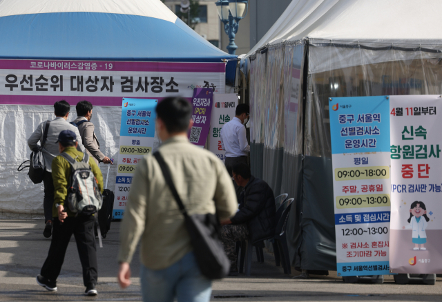 27일 오전 서울역 광장에 마련된 코로나19 임시 선별검사소를 찾은 시민들이 검사를 받기 위해 들어가고 있다. 연합뉴스
