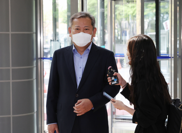이상민 행정안전부 장관 후보자가 20일 서울 광화문에 위치한 인사청문회 준비단 사무실로 출근하며 취재진의 질문에 답하고 있다. 연합뉴스