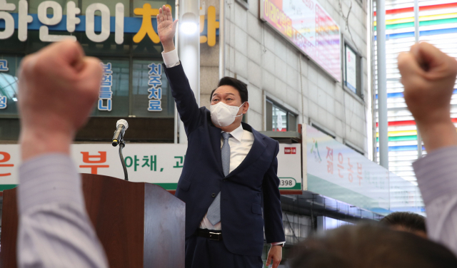 윤석열 대통령 당선인이 26일 인천 계양산전통시장을 방문, 시민들과 인사하고 있다. 연합뉴스