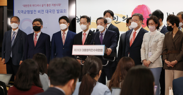 김병준 제20대 대통령직인수위원회 지역균형발전특별위원장이 27일 오전 서울 종로구 통의동 인수위 공동기자회견장에서 지역균형발전 비전 대국민 발표를 하고 있다. 연합뉴스