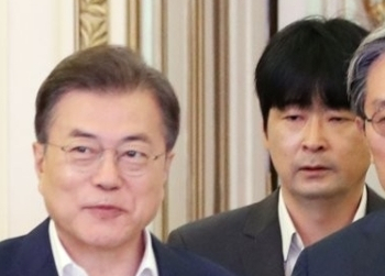 탁현민 청와대 의전비서관(오른쪽)과 문재인 대통령. 연합뉴스