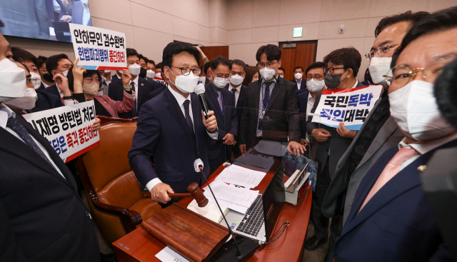 박광온 법사위원장이 27일 국회에서 열린 법제사법위원회 전체회의에서 검수완박법 통과를 선포하고 있다. 연합뉴스