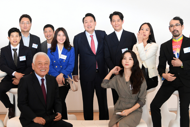 윤석열 대통령 당선인이 27일 서울 동대문디자인플라자(DDP)에서 열린 문화체육예술계 인사들과의 오찬 간담회에서 기념촬영을 하고 있다. 이날 간담회에는 배우 이정재, 국악인 송소희, 피아니스트 손열음 , 이영표 축구협회 부회장, 쇼트트랙 국가대표 최민정 선수 등이 참석했다. 연합뉴스