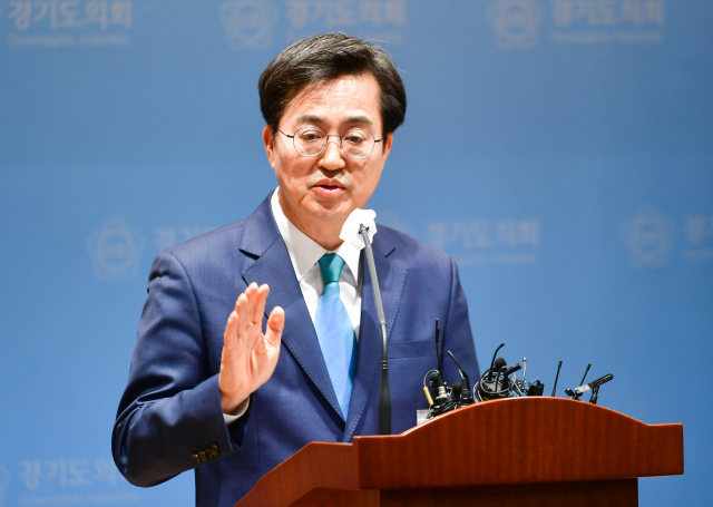 더불어민주당 경기도지사 후보로 선출된 김동연 전 경제부총리가 26일 오후 경기도 수원시 경기도의회에서 열린 정책 발표 기자회견에서 취재진 질문에 답하고 있다. 연합뉴스