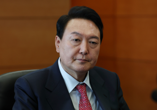 윤석열 대통령 당선인이 27일 오후 서울 종로구 통의동 제20대 대통령직인수위원회 집무실에서 에드윈 퓰너 헤리티지재단 창립자를 접견하고 있다. 연합뉴스