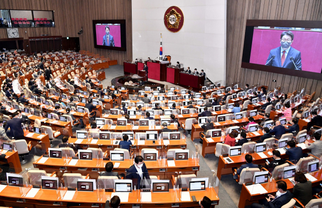 국민의힘 권성동 원내대표가 지난 2022년 8월 27일 검찰 수사권과 기소권 분리 법안 처리를 위해 열린 국회 본회의에서 필리버스터(무제한 토론)를 하고 있다. 연합뉴스