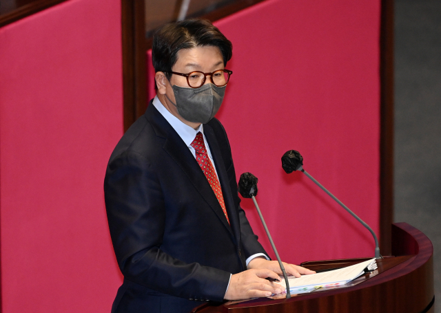 국민의힘 권성동 원내대표가 27일 검찰 수사권과 기소권 분리 법안 처리를 위해 열린 국회 본회의에서 필리버스터(무제한 토론)를 하고 있다. 연합뉴스
