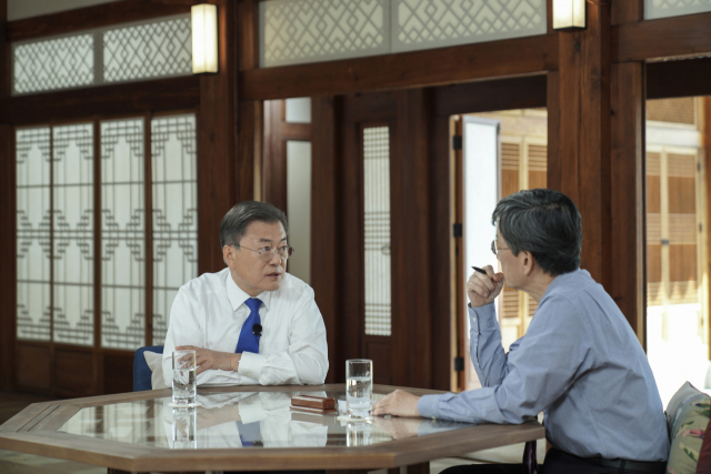 문재인 대통령이 지난 15일 청와대 상춘재에서 손석희 전 JTBC 앵커와 특별 대담을 하고 있다. 연합뉴스