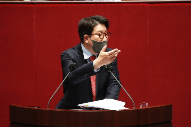 국민의힘 권성동 원내대표가 27일 국회 본회의에서 검찰의 수사권과 기소권을 분리하는 일명