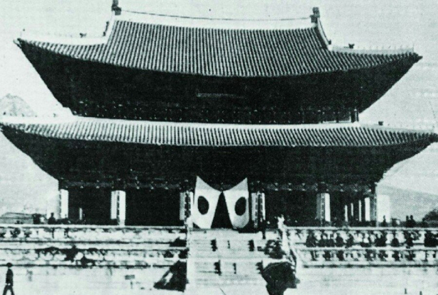 1910년 경술국치의 대표적 이미지로 즐겨 활용되고 있는 일장기가 내걸린 경복궁 근정전 모습. 많은 이들이 경술국치 당일 촬영한 것으로 알고 있으나, 실제론 1915년 10월 1일 조선물산공진회 개막식 때 촬영한 사진이다. 국가보훈처 제공
