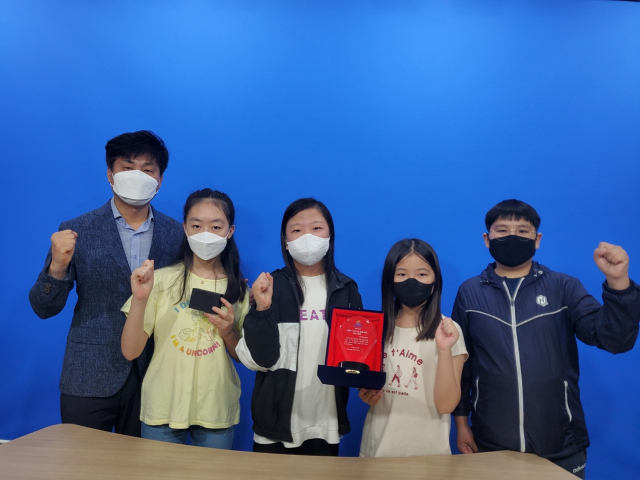 대구대청초등학교(교장 최병상)는 학생들의 금융지식 함양을 위해 노력한 점을 인정받아 금융감독원장상 및 학교발전기금 1백만 원을 받았다고 28일 전했다. 왼쪽부터 최병상 교장, 6학년 3반 박지효 학생, 6학년 9반 박정은 학생, 5학년 4반 한사랑 학생, 5학년 6반 김건후 학생. 대구시교육청 제공