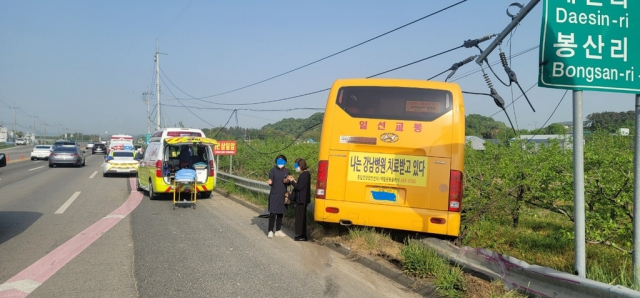 28일 오전 8시쯤 경북 김천시 아포읍 봉산삼거리 부근에서 구미를 출발해 김천으로 향하던 시외버스가 철재 가드레일과 전신주에 충돌한 후 도로를 벗어나 1m 높이의 자두밭으로 추락해 승객 3명이 부상을 입고 병원으로 후송됐다. 경북소방본부 제공