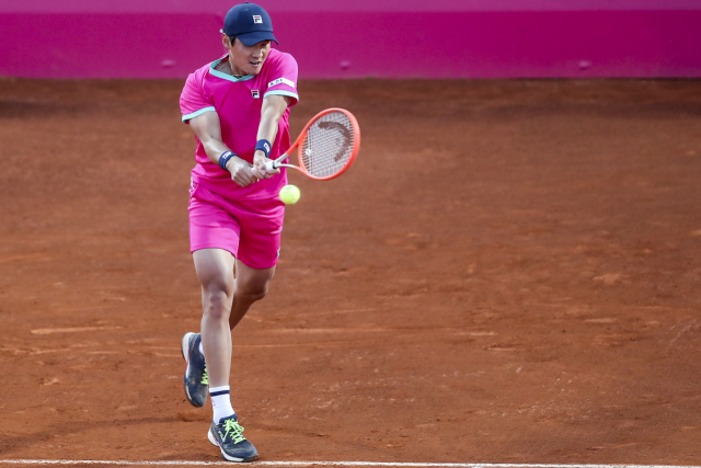 권순우가 28일 포르투갈 리스본 인근의 에스토릴에서 열린 남자프로테니스(ATP) 투어 에스토릴 오픈 단식 2라운드에서 알베르트 라모스 비뇰라스를 상대하고 있다. 권순우는 이 경기에서 1대2(7-5 1-6 2-6)로 역전패해 대회를 마감했다. 연합뉴스