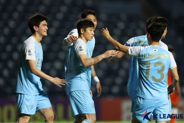 K리그1 대구FC가 중국의 산둥 타이산을 상대로 4골을 퍼부으며 아시아축구연맹(AFC) 챔피언스리그(ACL) 조별리그에서 조 선두를 달렸다. 대구는 27일 태국 부리람 스타디움에서 열린 2022 ACL 조별리그 F조 5차전에서 산둥을 4-0으로 완파했다. 사진은 이근호의 골 축하하는 대구 선수들. 연합뉴스