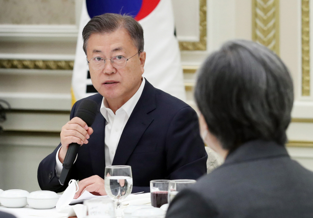 문재인 대통령이 28일 청와대 영빈관에서 열린 코로나19 방역 관계자 격려 오찬에서 발언을 하고 있다. 연합뉴스