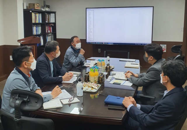 구미산단 내 방산기업 대성정밀㈜에서 구미시, 방위사업청 방산기업원스톱지원센터, 구미국방벤처센터 관계자들이 현장 소통 간담회를 하고 있다. 구미시 제공