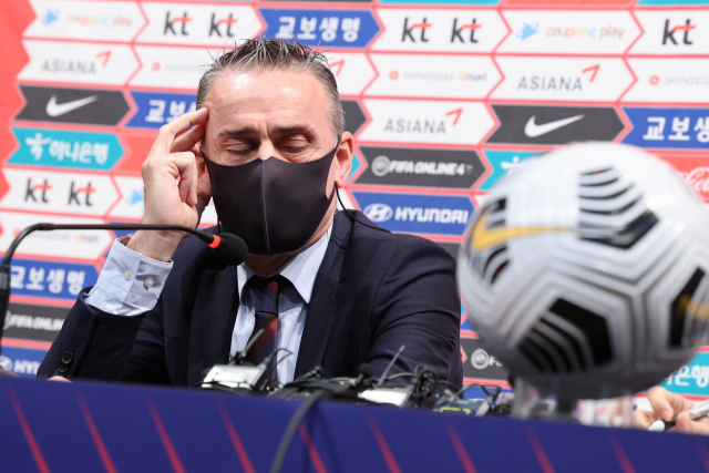 파울루 벤투 축구 국가대표팀 감독이 7일 오후 파주 NFC(축구 국가대표팀 트레이닝센터)에서 열린 기자회견에서 카타르 월드컵 최종예선 결과와 본선 조편성 등과 관련한 질문을 받고 있다. 한국은 조 추첨 결과 포르투갈, 우루과이, 가나와 함께 H조에 편성됐다. 연합뉴스