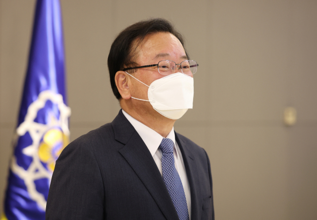 김부겸 국무총리가 27일 오전 세종시 정부세종청사에서 열린 정부업무평가 유공자 포상 수여식을 마친 뒤 수상자들을 격려하고 있다. 연합뉴스