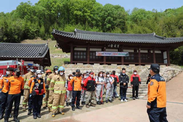 경북 구미소방서는 선산읍에 위치한 금오서원(경상북도 기념물 제 60호)에서 목조문화재 화재 대응능력 향상과 산림자원 보호를 위해 합동소방훈련을 했다. 구미소방서 제공