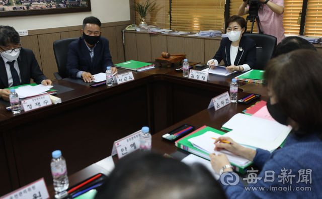 28일 오후 대구 수성구 국민의힘 경북도당에서 김정재 공천관리위원장을 비롯한 공관위원들이 6·1 지방선거 경북지역 경선 컷오프 번복 관련 회의를 하고 있다. 안성완 기자 asw0727@imaeil.com