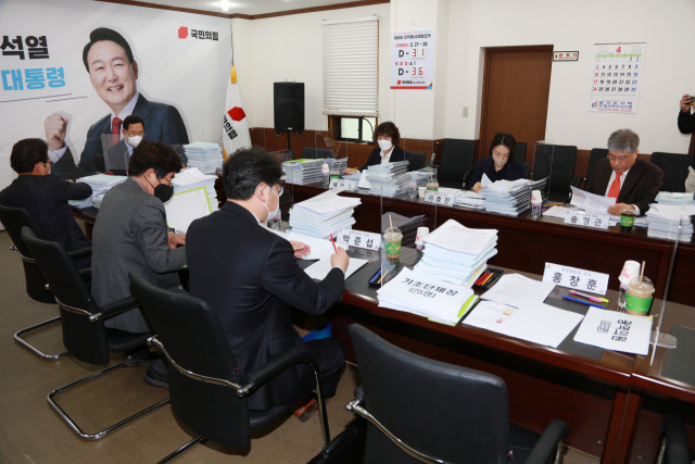 26일 오후 국민의힘 대구시당에서 공천관리위원회 회의가 열리고 있다. 시당 공관위는 이날 대구지역 8개 구·군에 대한 지방선거 후보 및 경선 대상자를 발표했다. 연합뉴스
