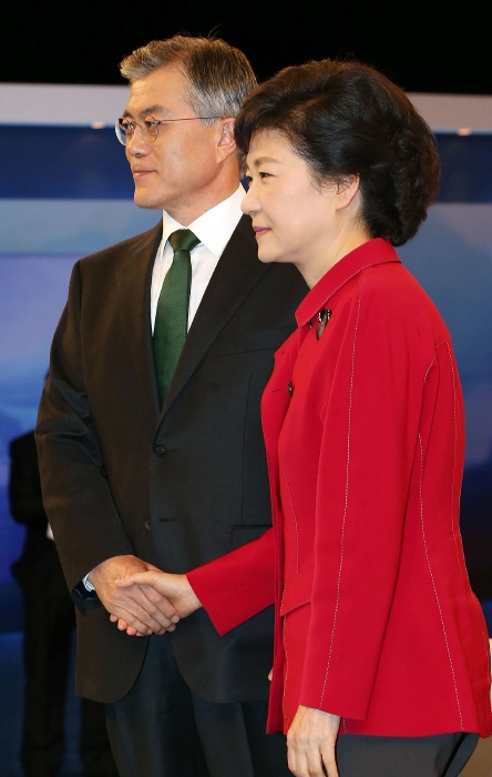 지난 2012년 12월 16일 당시 박근혜 새누리당 후보, 문재인 민주통합당 후보가 서울 여의도 KBS스튜디오에서 열린 18대 대선 3차 TV토론에 앞서 악수를 하며 포즈를 취하고 있다. 연합뉴스