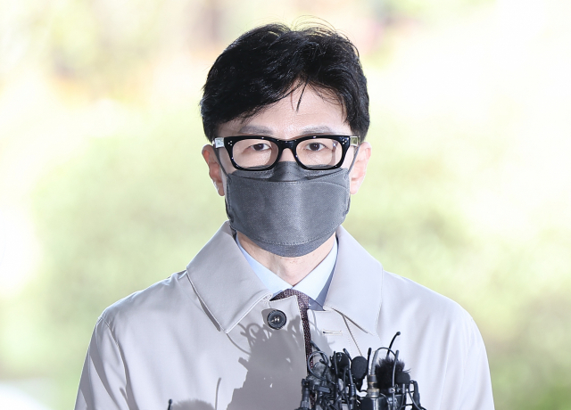 한동훈 법무부 장관 후보자가 지난 15일 후보자 사무실이 마련된 서울 서초구 서울고등검찰청 청사로 출근하며 취재진 질문에 답하고 있다. 연합뉴스