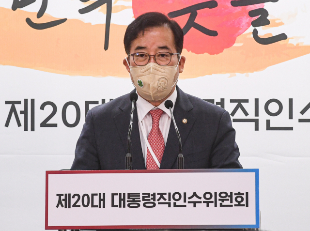 박성중 제20대 대통령직인수위원회 과학기술교육분과 간사가 28일 서울 종로구 통의동 인수위 기자회견장에서 
