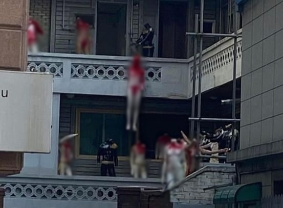 서울 주택가 한 다세대주택에 설치된 공포의 빨간 마네킹. 온라인 커뮤니티 캡처