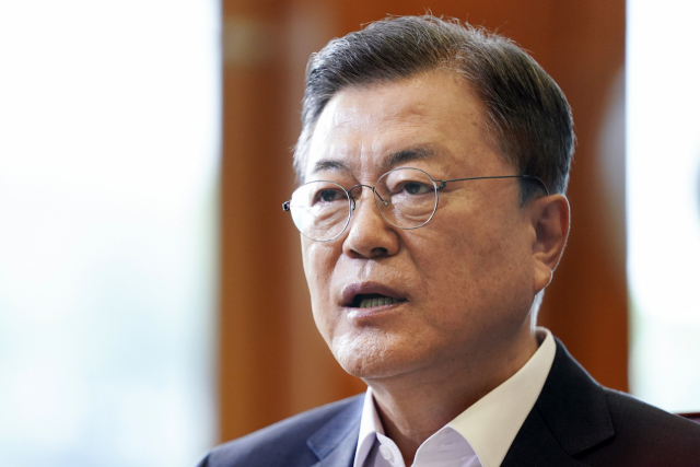 문재인 대통령이 청와대 여민관 집무실에서 이명박 전 대통령 사면 반대 등 국민청원 답변을 하고 있다.연합뉴스