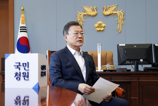 문재인 대통령이 청와대 여민관 집무실에서 이명박 전 대통령 사면 반대 등 국민청원 답변을 하고 있다. 문 대통령이 국민청원에 직접 답변하는 것은 지난 4주년 특별답변(2021.8.19.) 이후 두 번째이며, 287번째 청원 답변이다. 청와대 제공/연합뉴스
