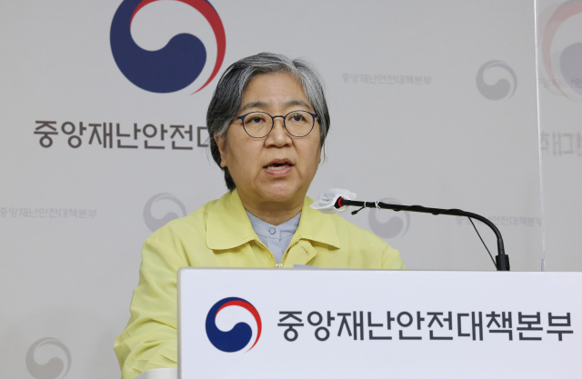 정은경 중앙방역대책본부장(질병관리청장)이 29일 오전 세종시 정부세종청사에서 열린 신종 코로나바이러스 감염증(코로나19) 대응 정례브리핑에서 실외 마스크 착용 의무 해제 등 지침 변경사항의 세부 내용을 설명하고 있다. 연합뉴스
